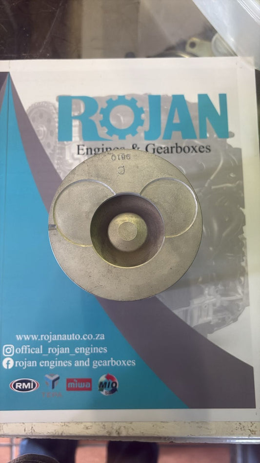 Isuzu 4JA1 Pistons - Set